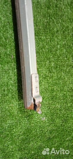 Направляющая стекла передняя левая Nissan Micra