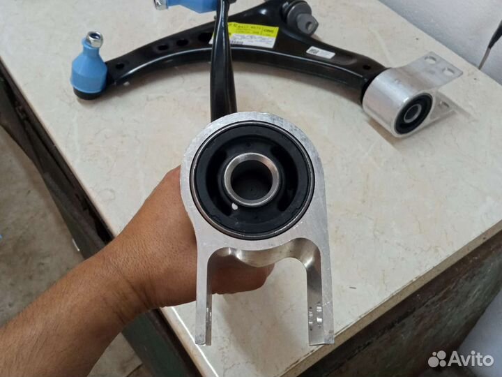 Передний правый рычаг подвески chevrolet malibu 9