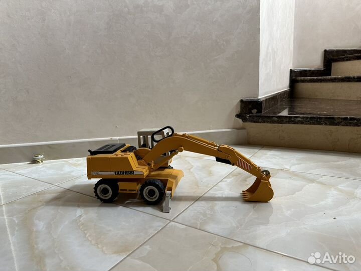 Экскаватор игрушка