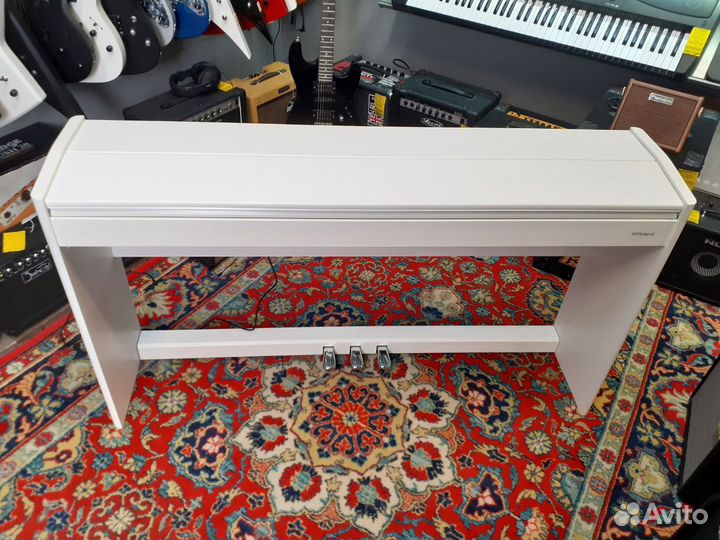Roland F701-WH цифровое пиано