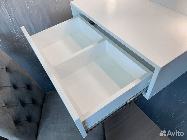 Гримерное зеркало с лампочками и консолью