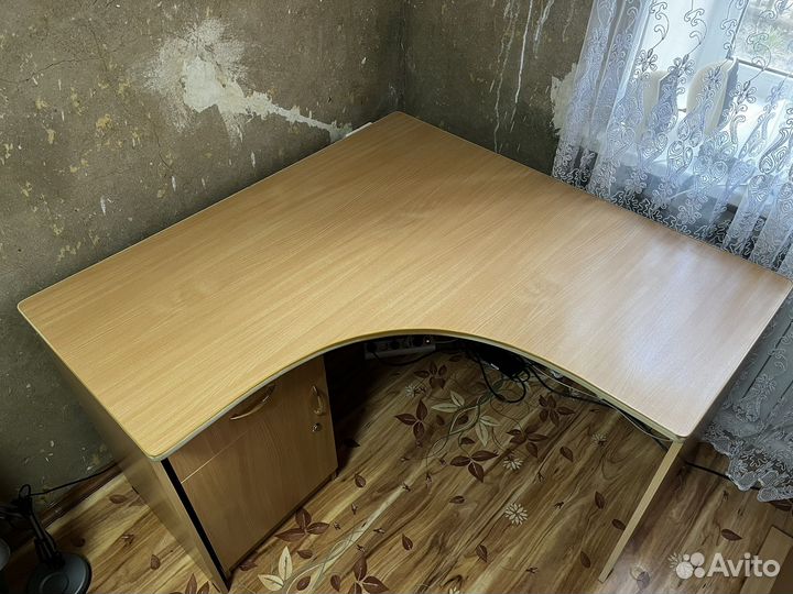 Стол письменный угловой с тумбой б/у