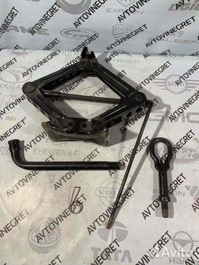 Набор инструментов с домкратом Ford Focus 3