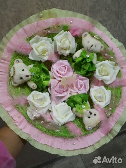 Букет из мягких игрушек и роз из фоамирана