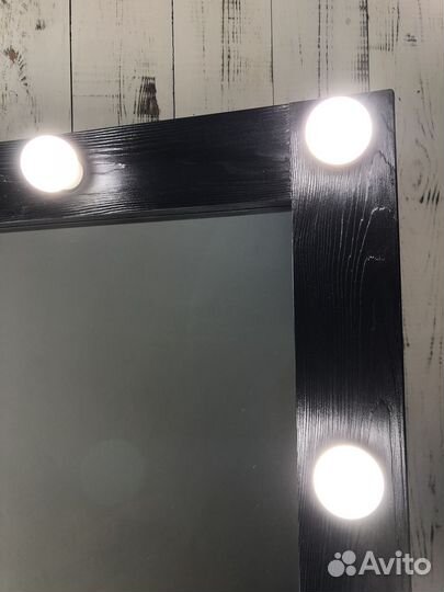Гримерное зеркало с лампочками