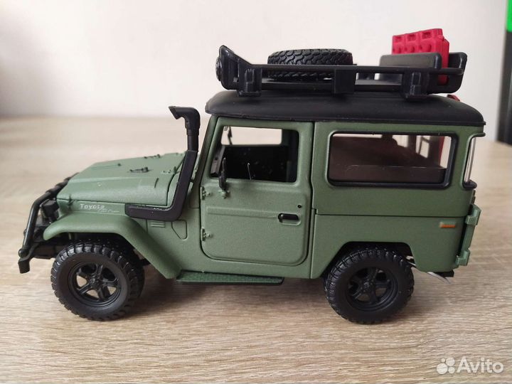 Модель 1:24, новая, Toyota FJ40 Land Cruiser