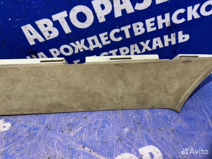 Обшивка задней стойки Audi A8D3 седан 2005