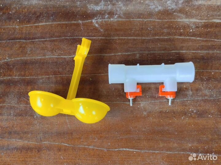 Ниппельная поилка для птицы