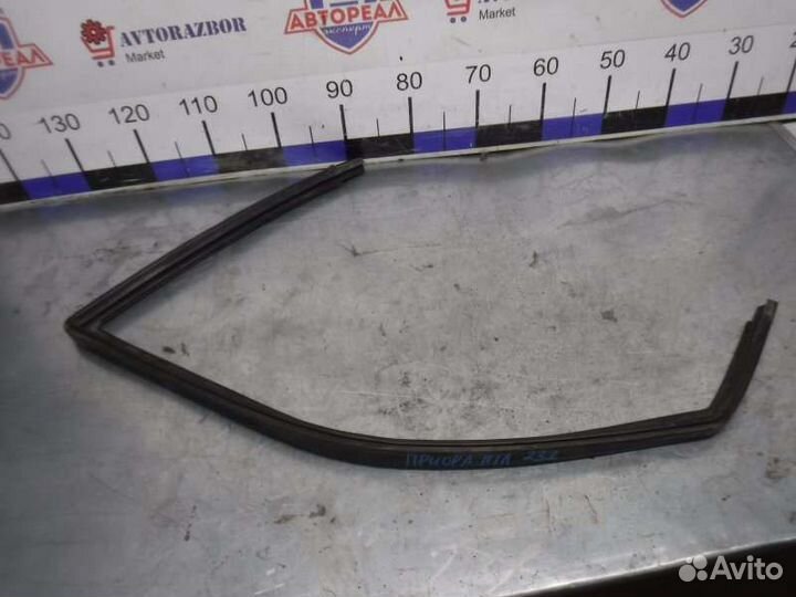 Уплотнитель стекла двери передний левый Лада