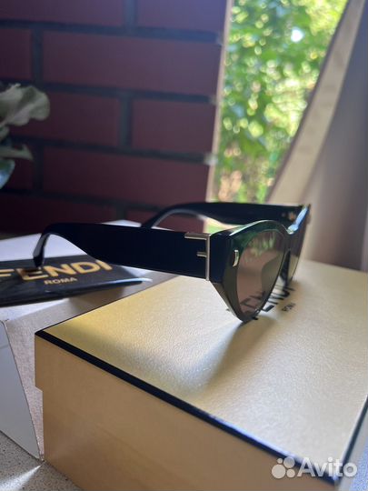 Солнцезащитные очки женские fendi
