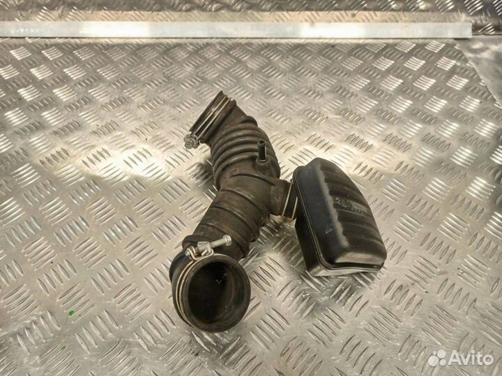 Патрубок воздушного фильтра Mitsubishi Colt