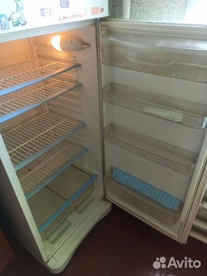 12-Холодильник Indesit RA32G. 015