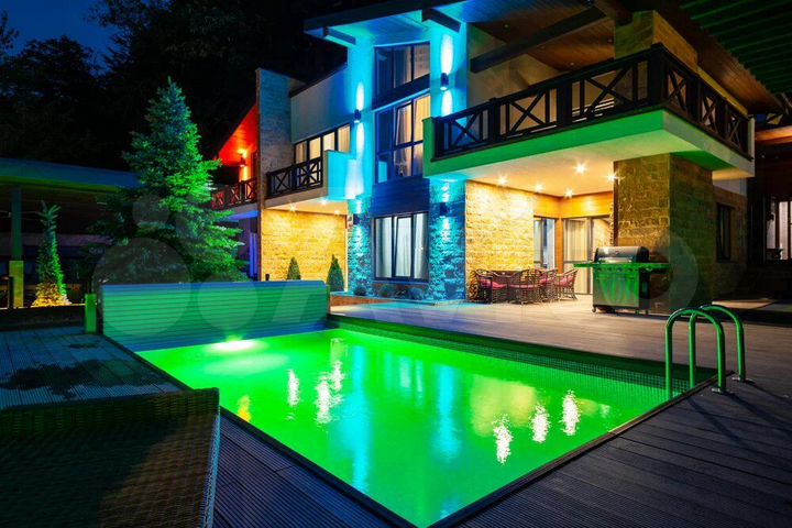 Коттедж 300 м² на участке 7 сот.