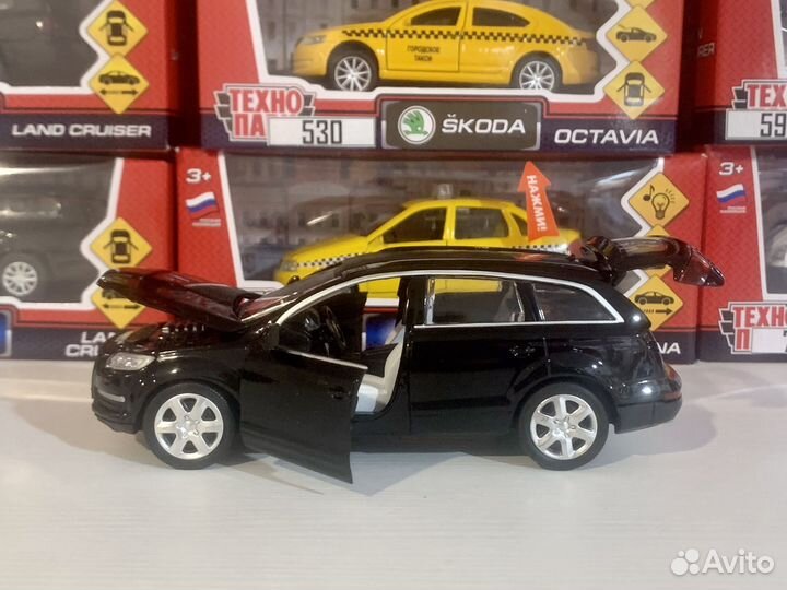 Металлическая моделька Audi Q7 1:32 свет/звук