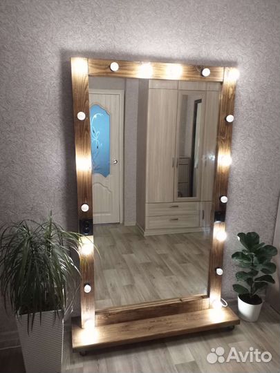 Гримерное зеркало с лампочками