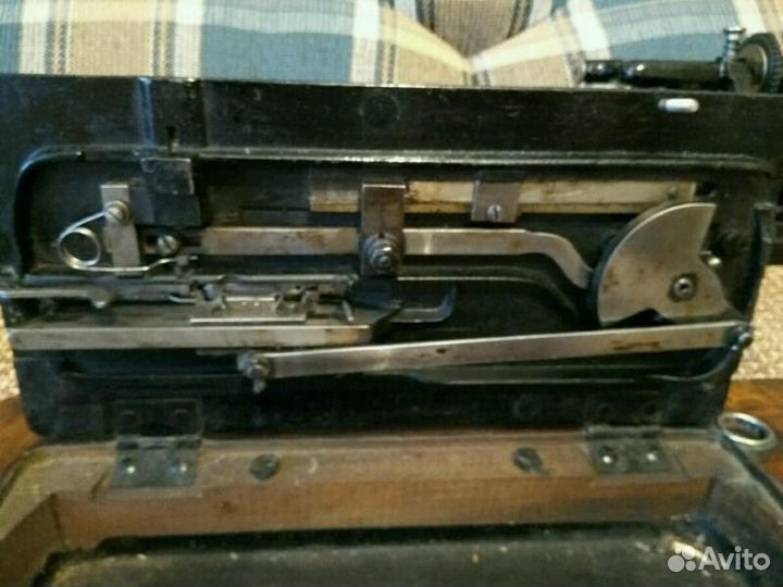 Старинная швейная машинка 