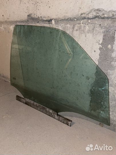 Стекло переднее правое w202