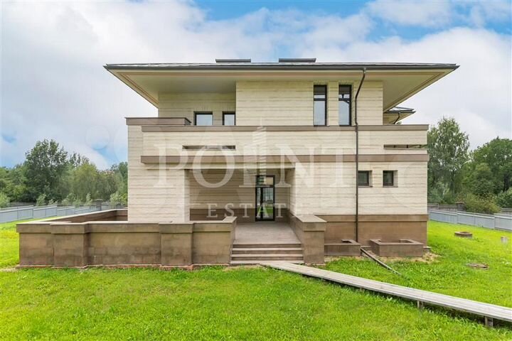 Дом 1028 м² на участке 34 сот.