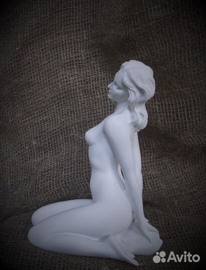 Девушка красивая статуэтка фигурка из камня