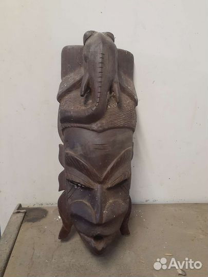 Маска из красного дерева