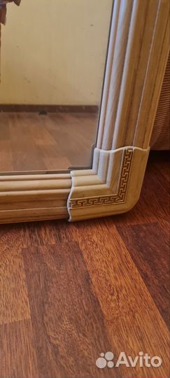 Зеркало настенное в раме с декором