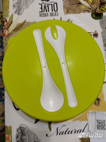 Миска с крышкой, ложкой и вилкой для салата