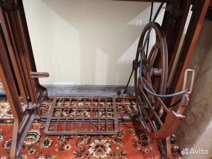 Швейная машина Лада ножная с деревянной станиной