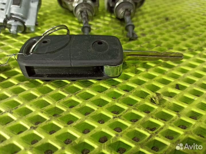 Замок зажигания со вставками (к-кт) Toyota Voxy