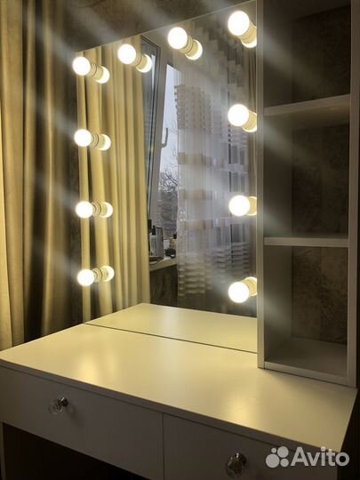 Гримерное зеркало с лампочками и столом