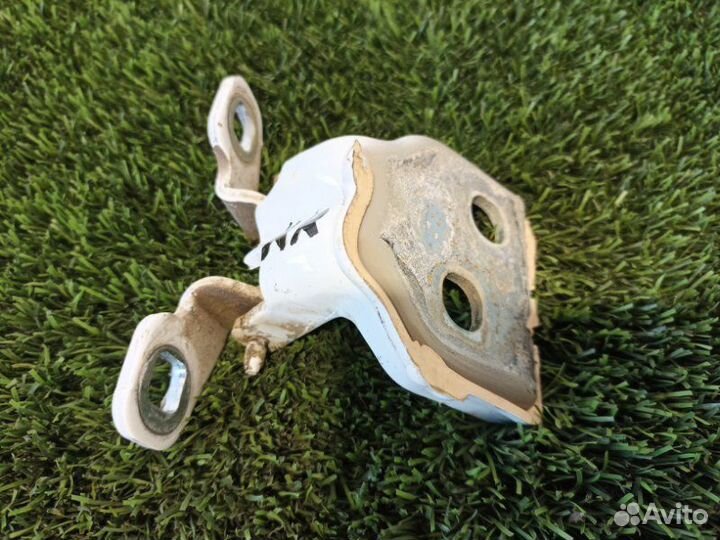 Петля двери верхняя задняя правая Renault Duster