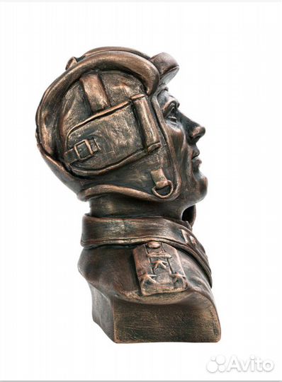 Бюст советского танкиста (тонирован под бронзу)