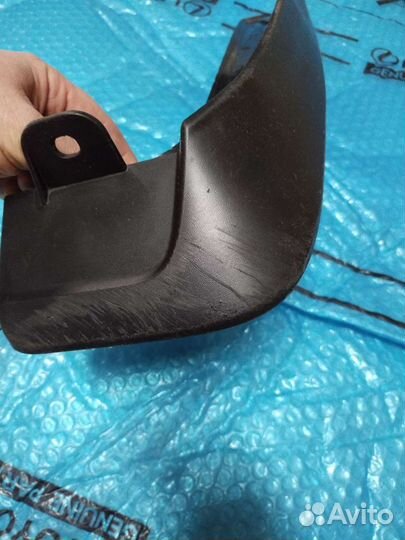 Брызговик Хайлендер 3 передний правый Оригинал