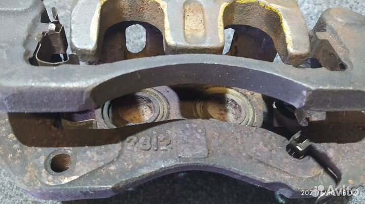 Тормозной суппорт передний mitsubishi Pajero 2