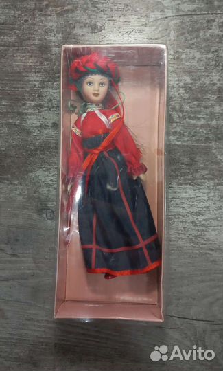 Коллекционная фарфоровая кукла в народном костюме