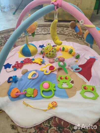 Развивающий коврик и погремушки