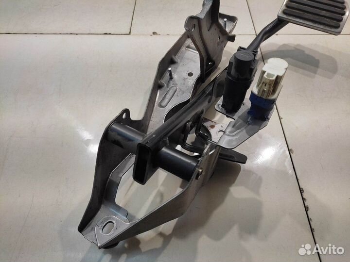 Педаль сцепления (тормоза) (Volvo XC60 I)