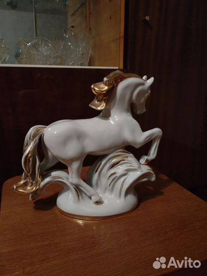 Статуэтка фарфоровая конь с позолотой лфз