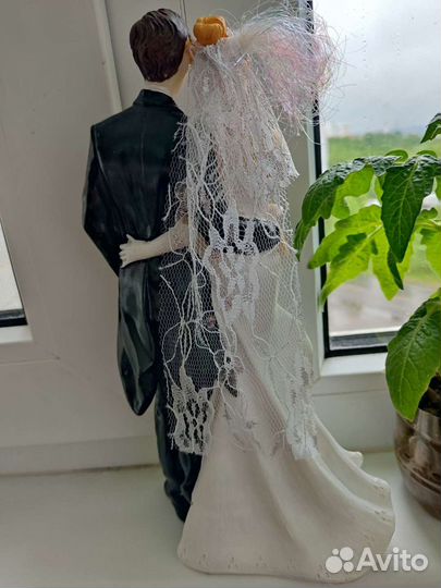 Статуэтки молодоженов