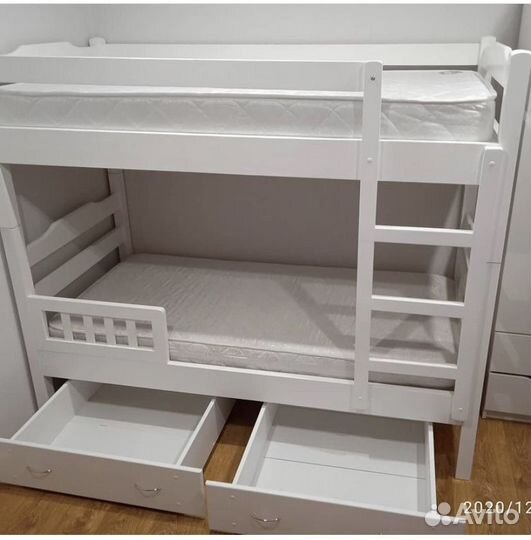 Двухъярусная кровать из массива