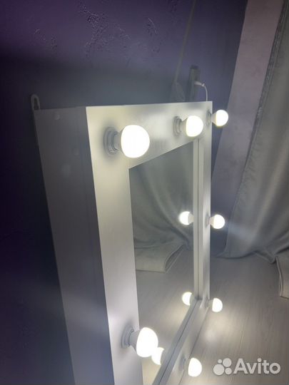 Гримерное зеркало с лампочками