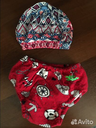 Купальные плавки и купальная шапочка