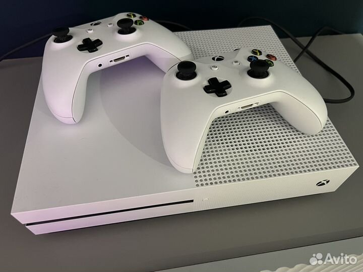 Xbox One s 1tb 2 джостика