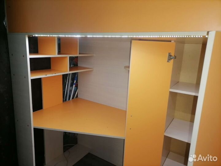 Детская кровать чердак со столом и шкафом