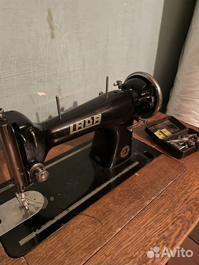 Швейная машина LADA