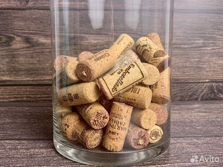 Стеклянная ваза цилиндр и 49 винных пробок