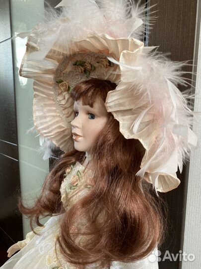 Фарфоровая кукла