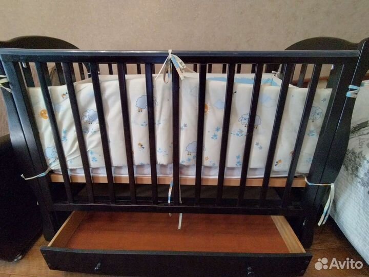 Детская кроватка с продольным маятником