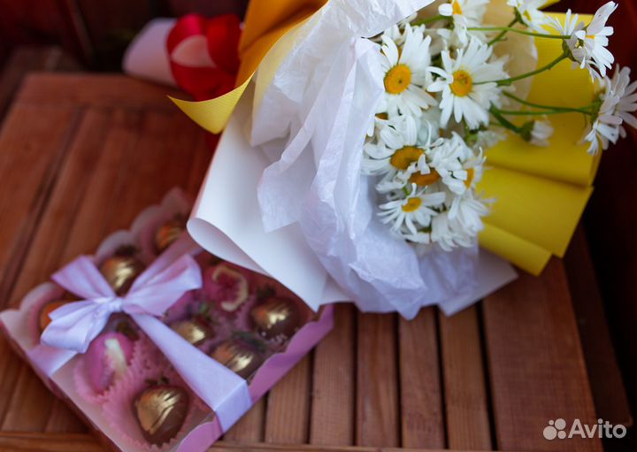 Цветы и набор клубники в шоколаде