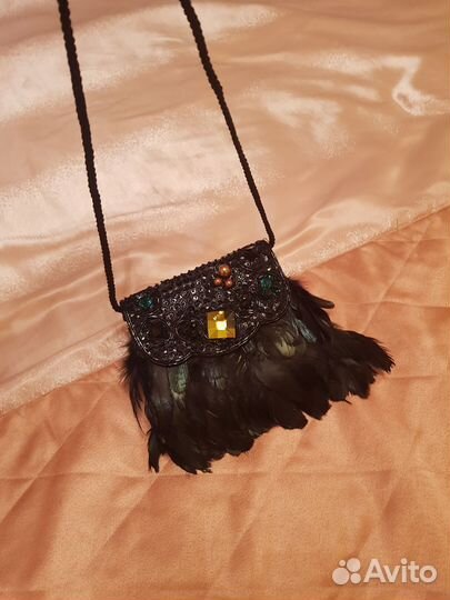 Сумка из перьев с камнями