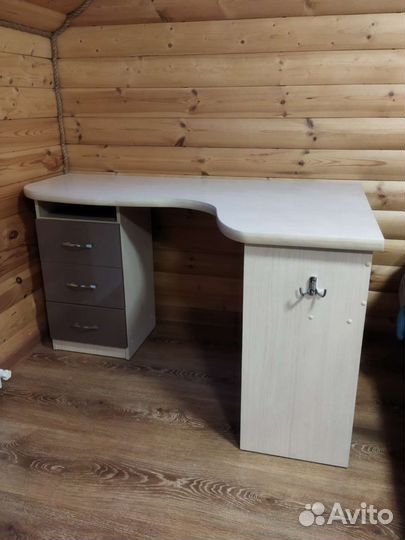 Угловой письменный стол